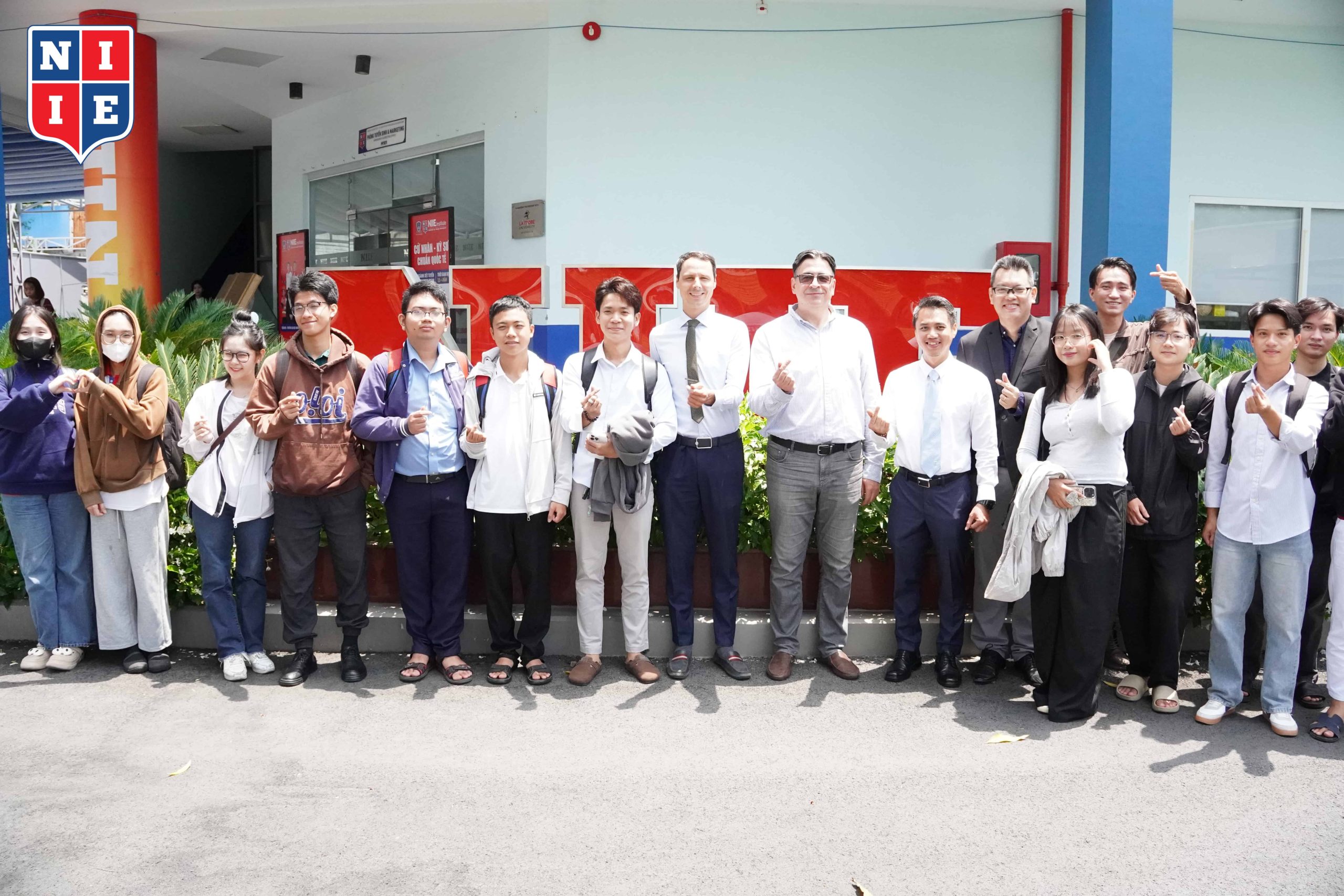 Lãnh đạo, giảng viên, sinh viên NIIE chụp hình check-in cùng Giáo sư Savo Efremovski