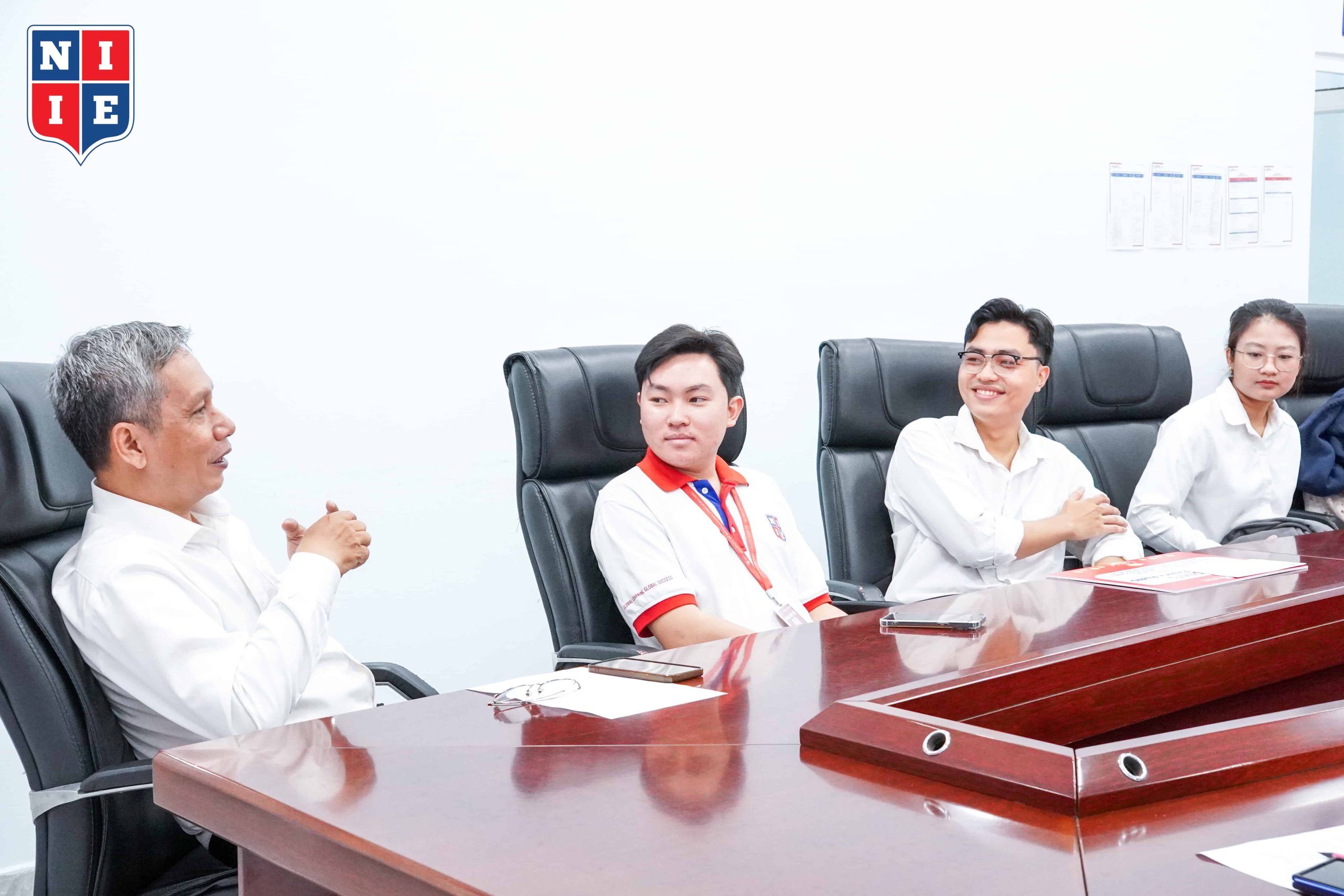 TS. Nguyễn Tuấn Anh cũng đã dành thời gian để hỏi thăm định hướng, chia sẻ kinh nghiệm và khích lệ các sinh viên xuất sắc