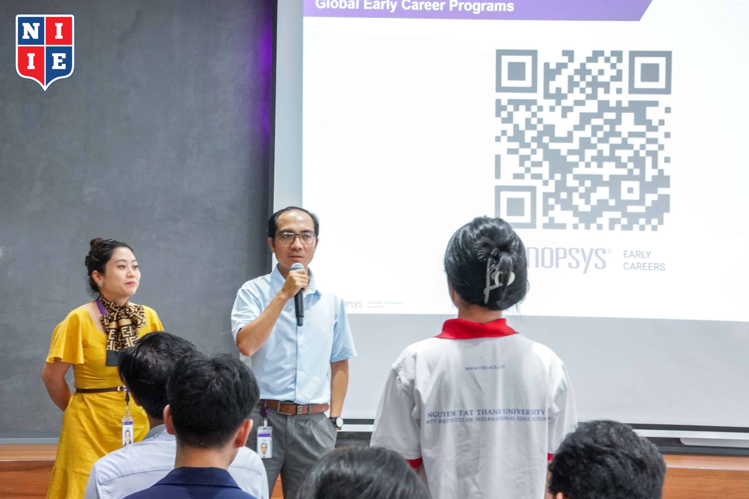 Đại diện Synopsys, anh Thy Phan và chị Uyên Võ đang giải đáp trực tiếp câu hỏi về cơ hội nghề nghiệp tại Synopsys