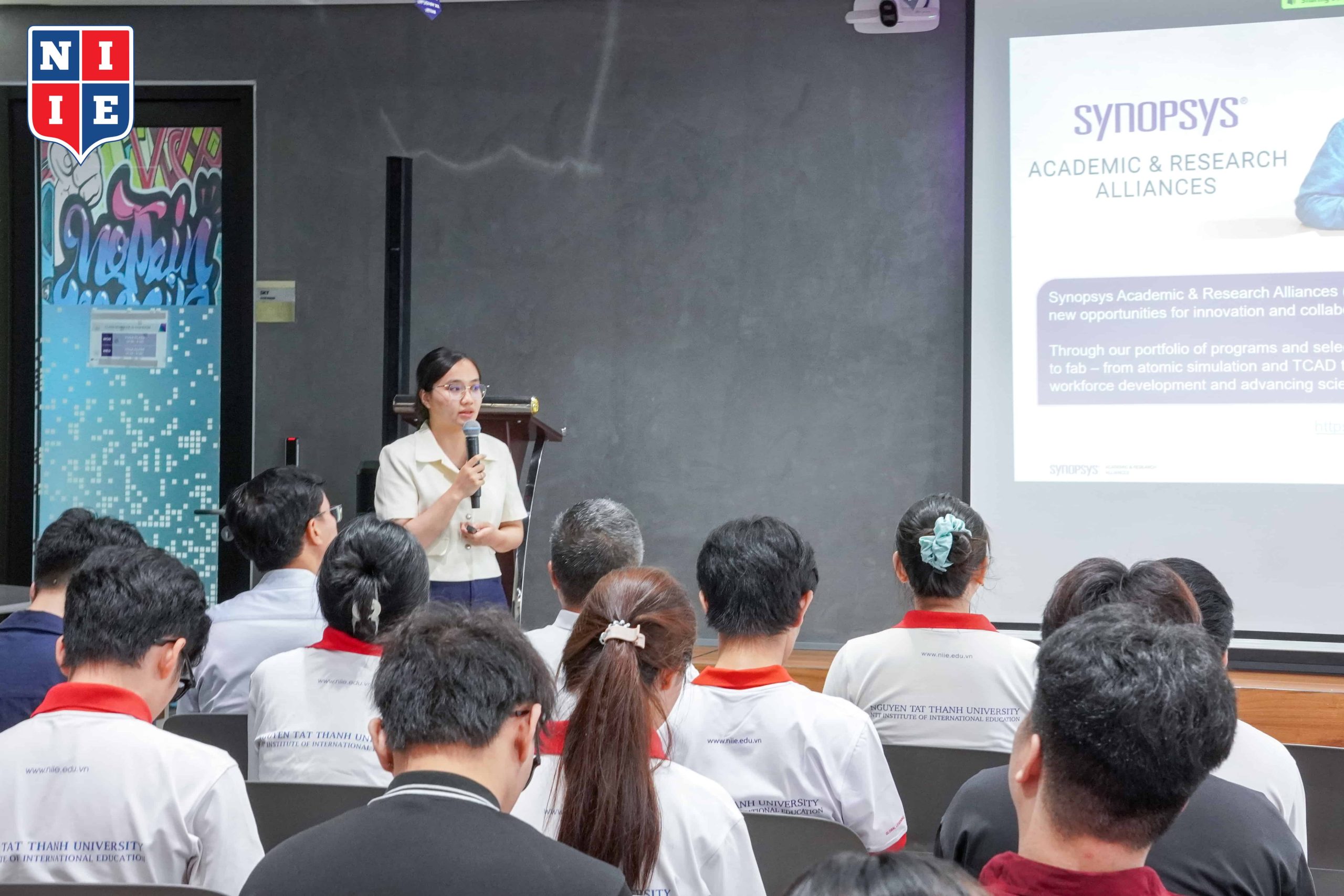 Chị Thanh Tâm, Project/Program Management, Senior Associate chia sẻ về chương trình hợp tác học thuật, thực tập và phát triển nguồn nhân lực tại Synopsys