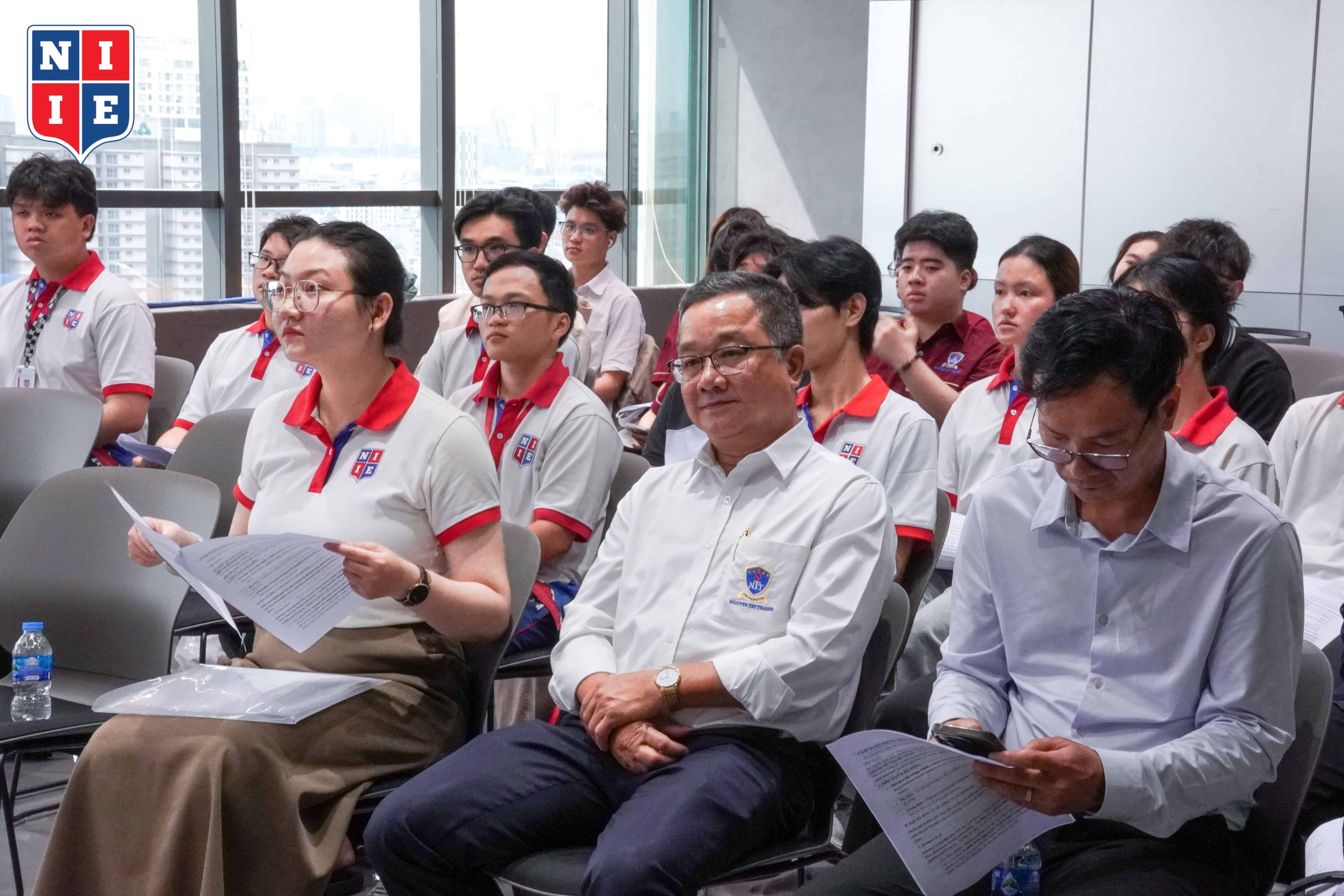 TS. Nguyễn Thanh Phương, TS. Hoàng Thịnh Nhân, ThS. Nguyễn Thị Thùy Trang và các bạn sinh viên tại sự kiện
