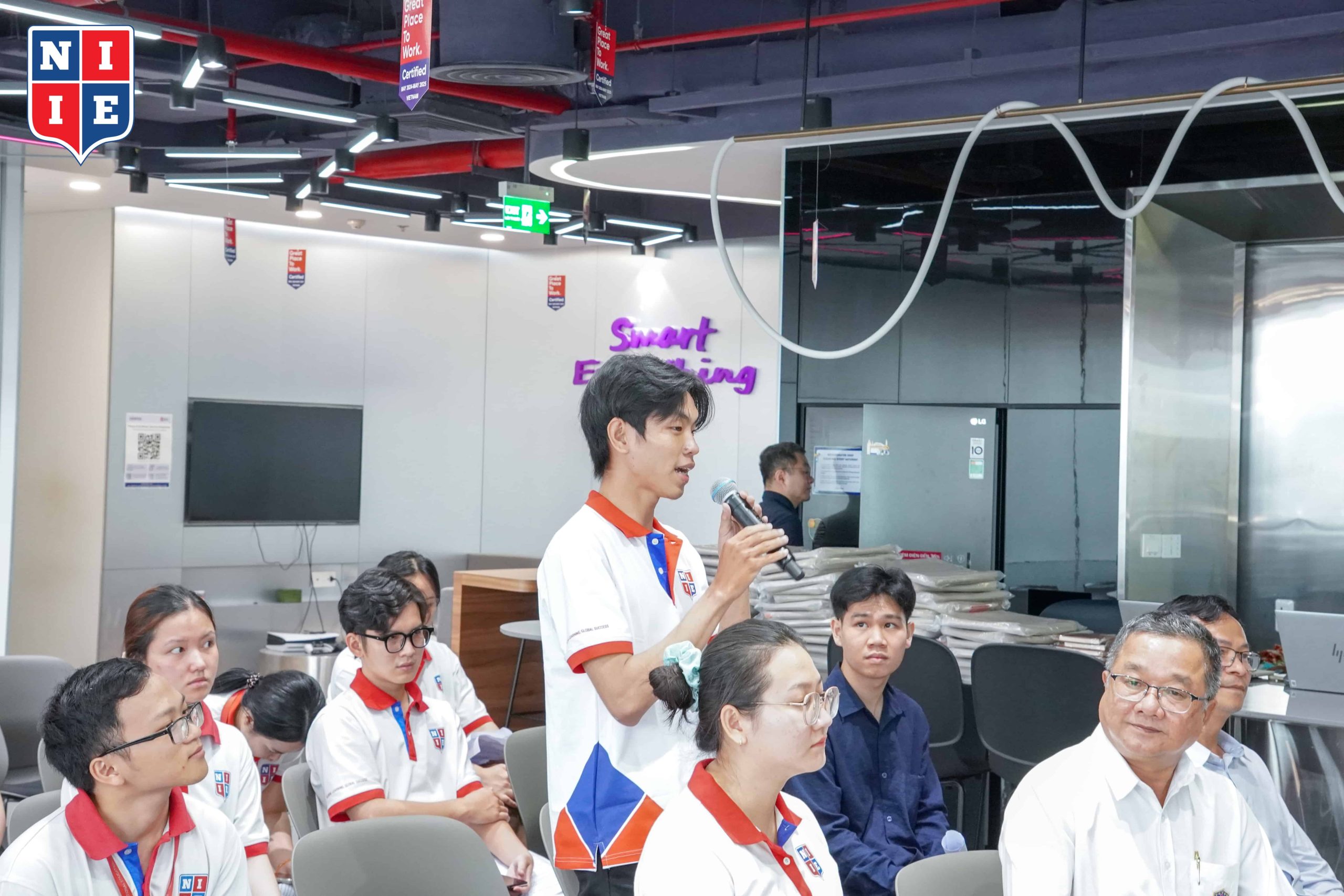 Sinh viên NIIE cũng không ngần ngại bày tỏ quan điểm, đặt câu hỏi để hiểu thêm về chuyên ngành, cũng cơ hội được làm việc tại Synopsys Việt Nam
