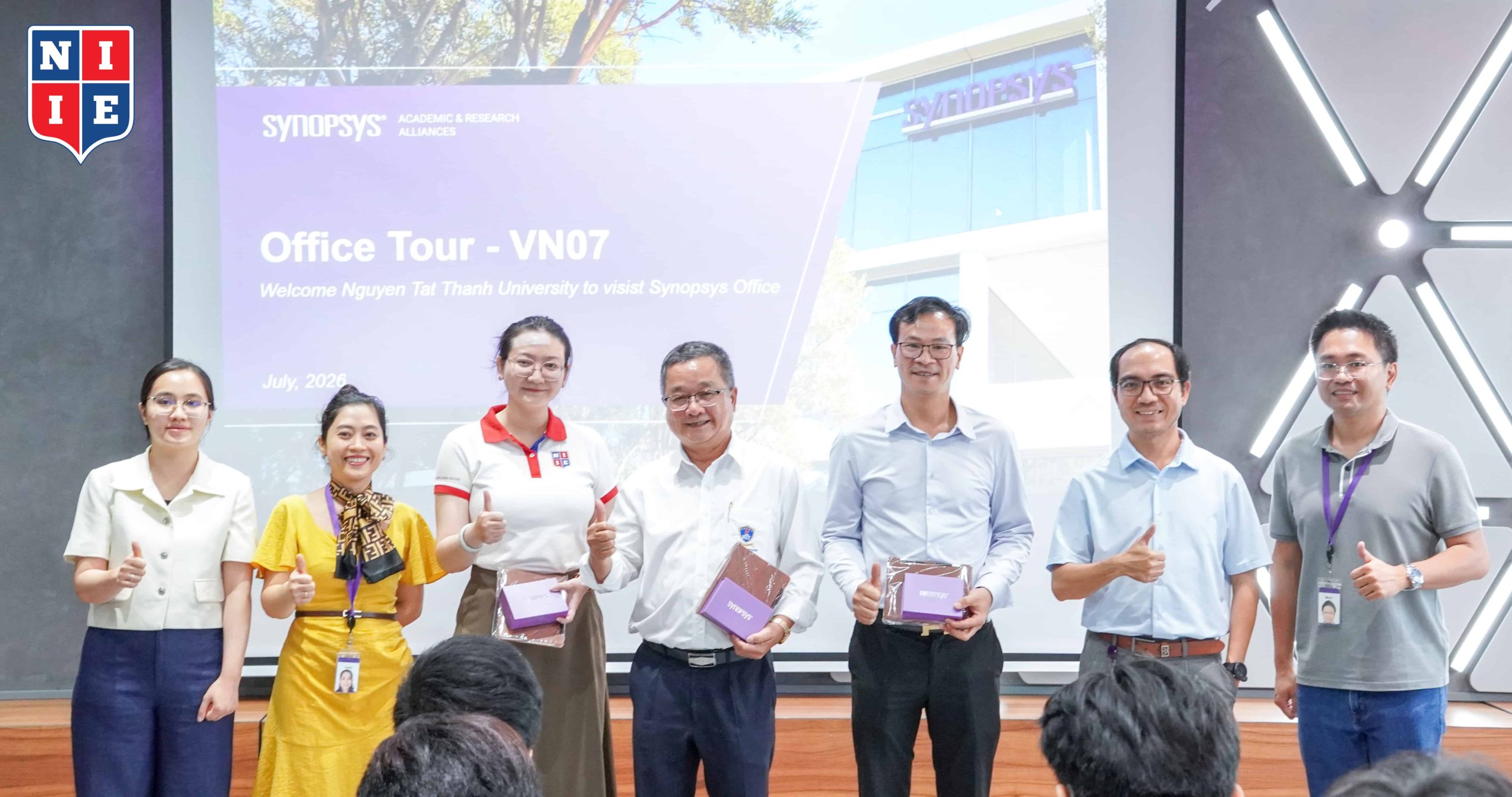 Giây phút trao nhau những phần quà vô cùng ý nghĩa giữa Viện NIIE và Synopsys Việt Nam