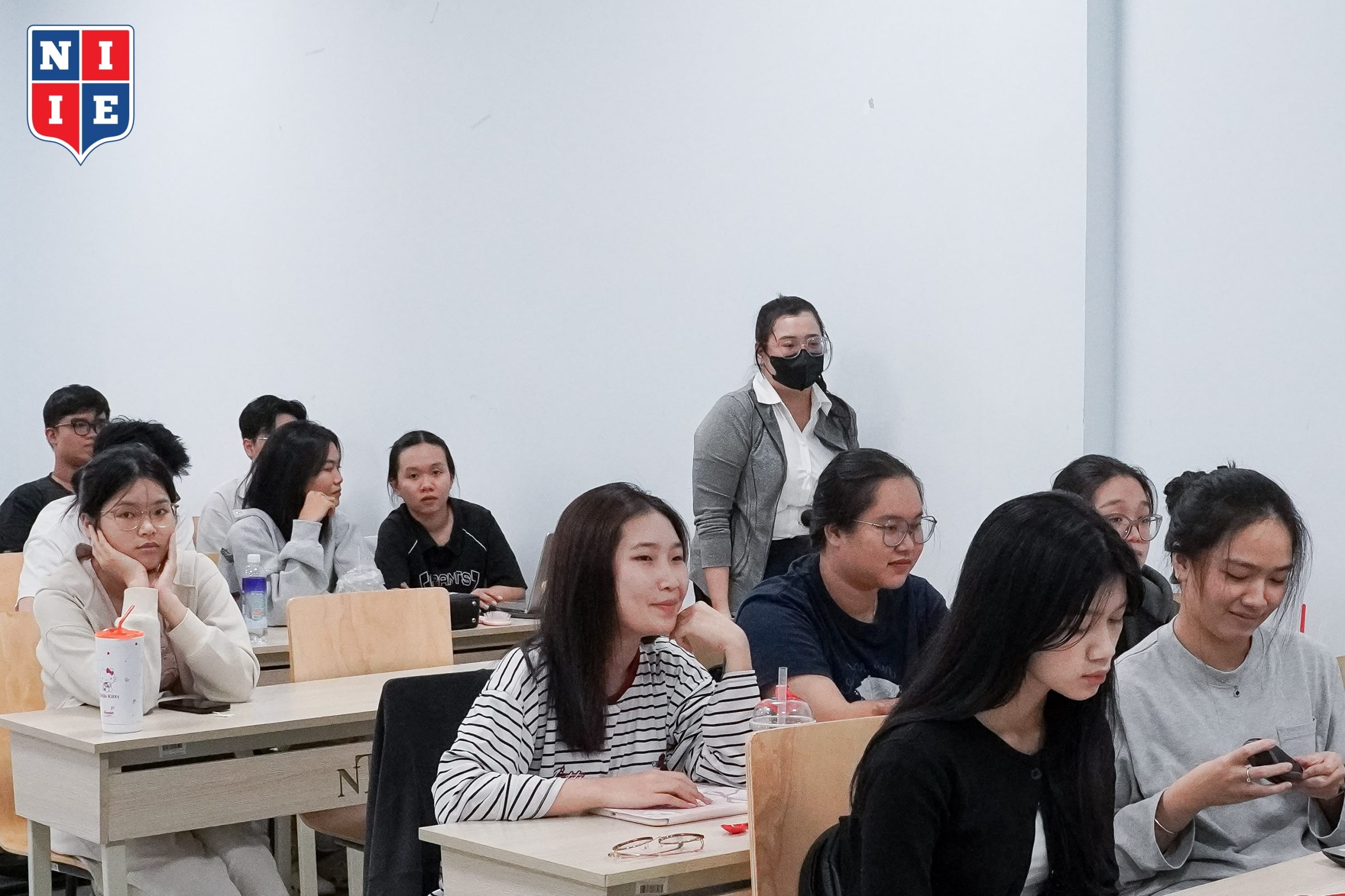 Phần giao lưu trở nên vô cùng tích cực khi sinh viên đặt các câu hỏi liên quan đến tình huống thực tế và nhận về sự giải đáp nhiệt tình từ diễn giả
