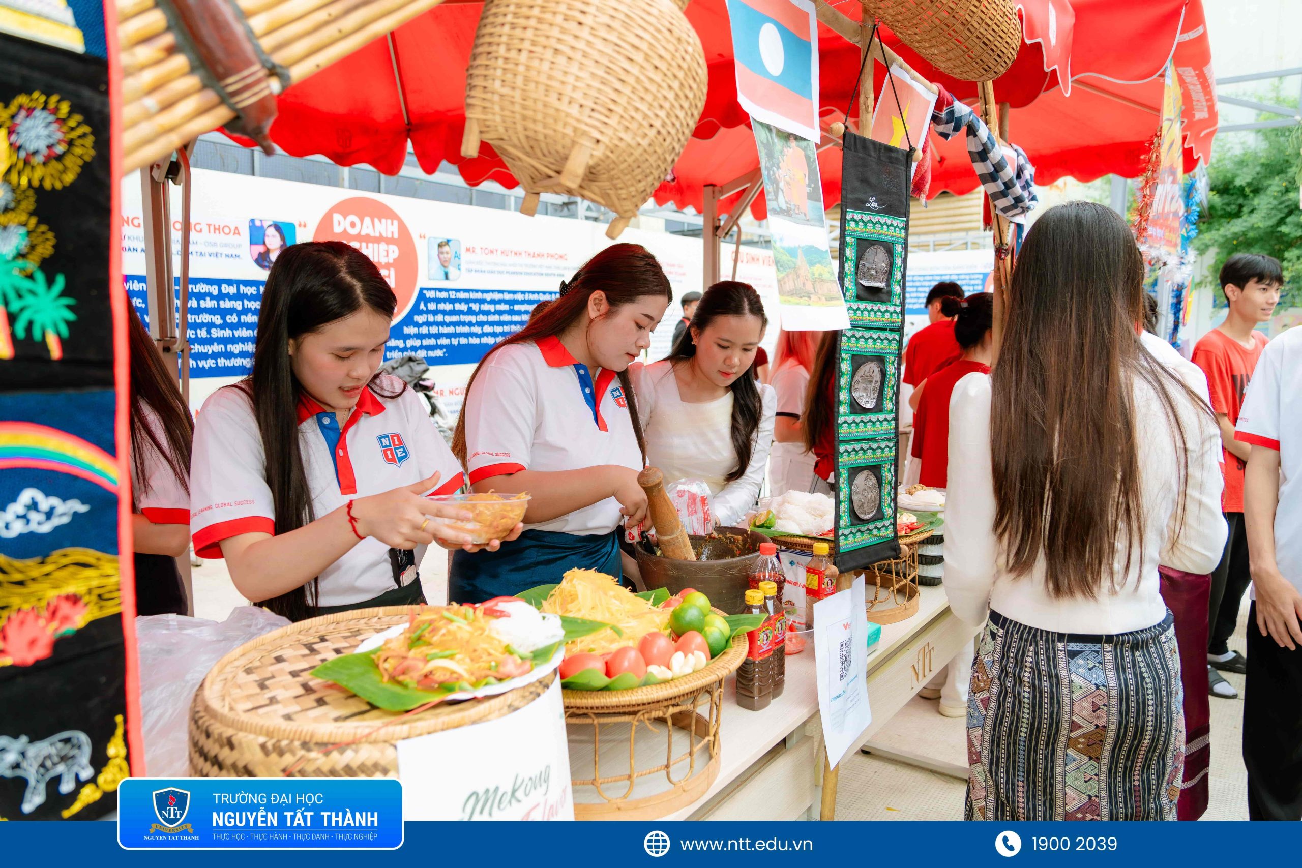 Năm nay, các bạn sinh viên quốc tế Lào đã mang đến những món ăn “quốc hồn quốc túy” của dân tộc