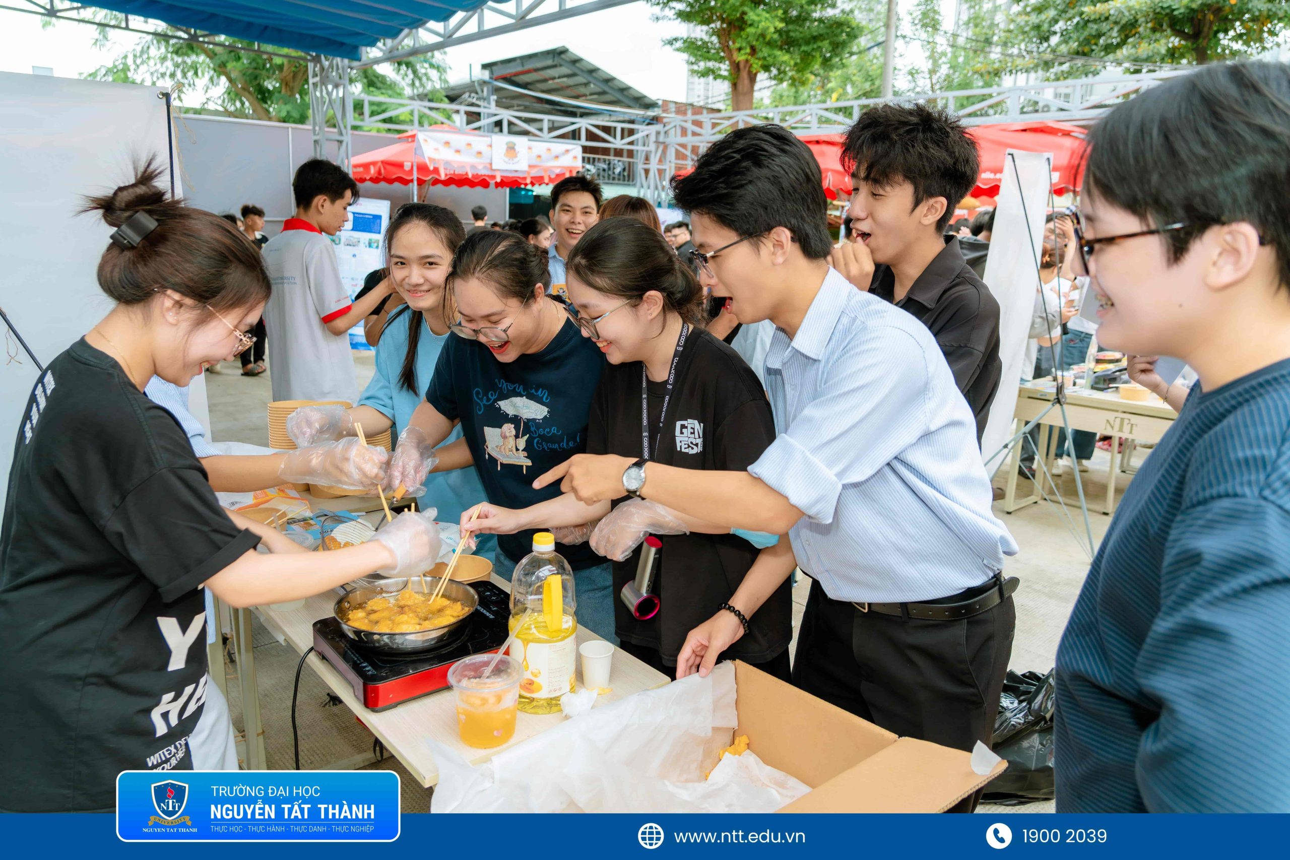 Đằng sau không khí vui vẻ của NIIE Fair là quá trình chuẩn bị nghiêm túc của sinh viên trong các môn học