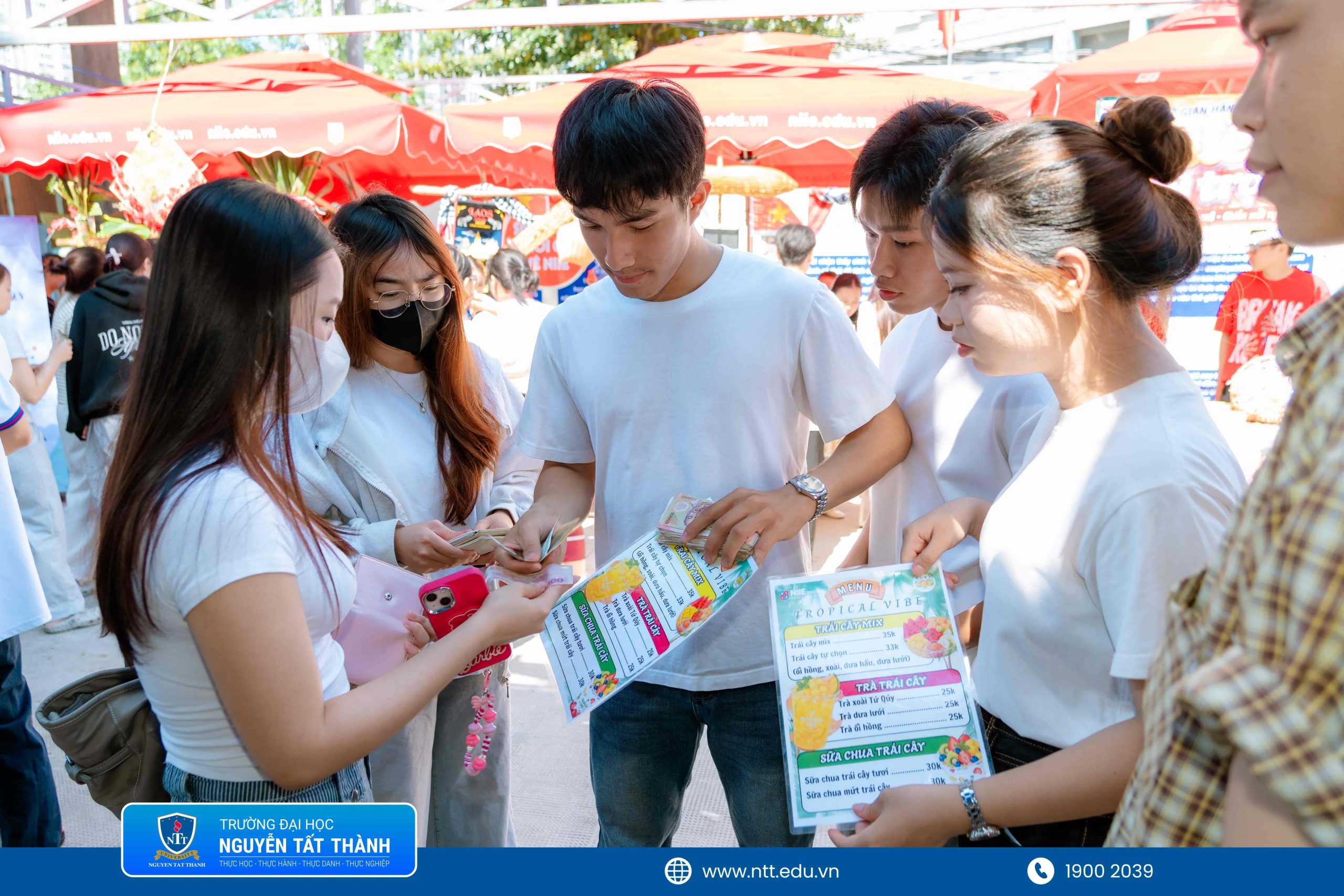 Từ công tác chuẩn bị đến lắng nghe trải nghiệm khách hàng, tất cả đều là những bài học thực tế dành cho sinh viên NIIE