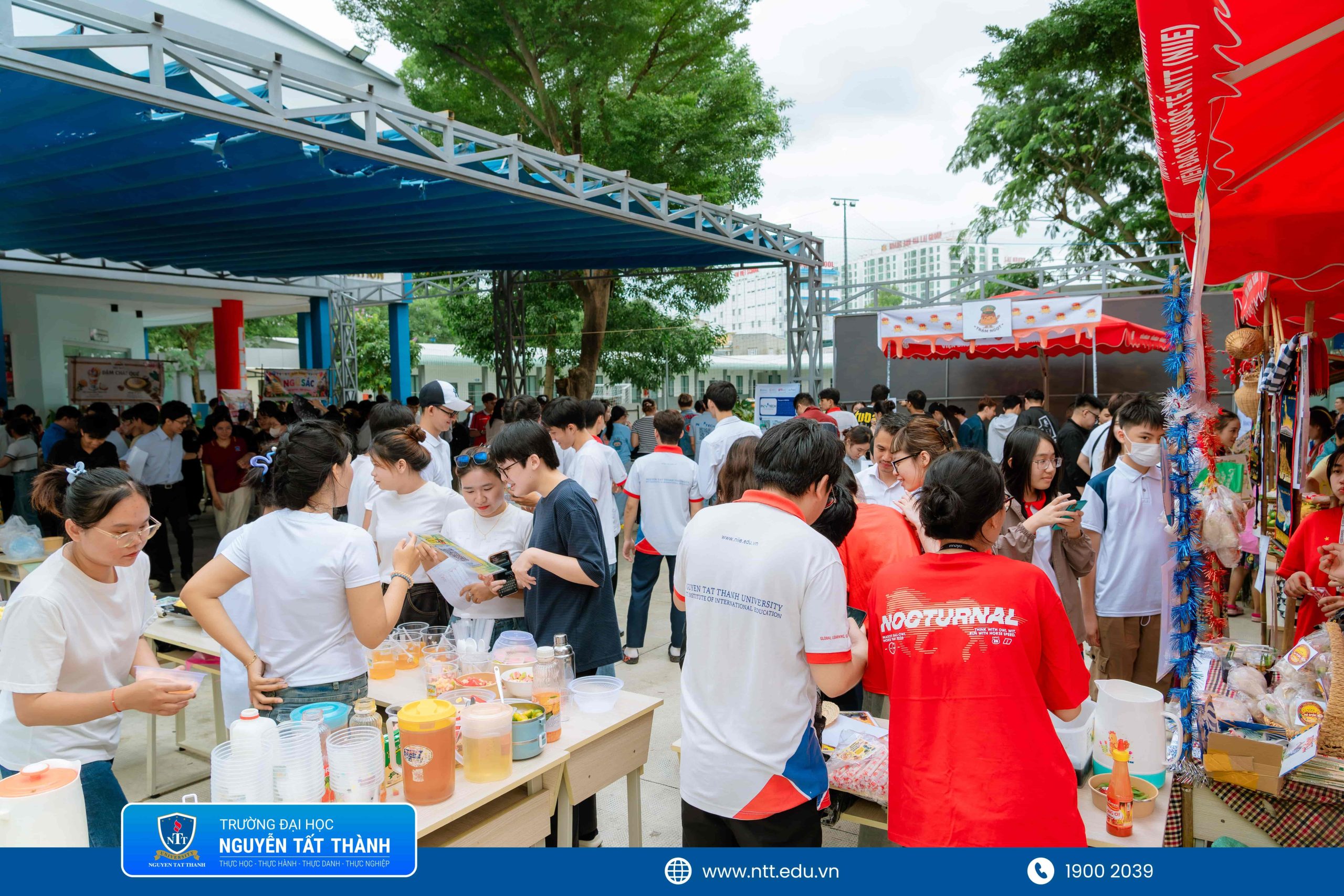 Không khí đông đúc, náo nhiệt được lan tỏa đến từng ngóc ngách tại NIIE Fair 2026