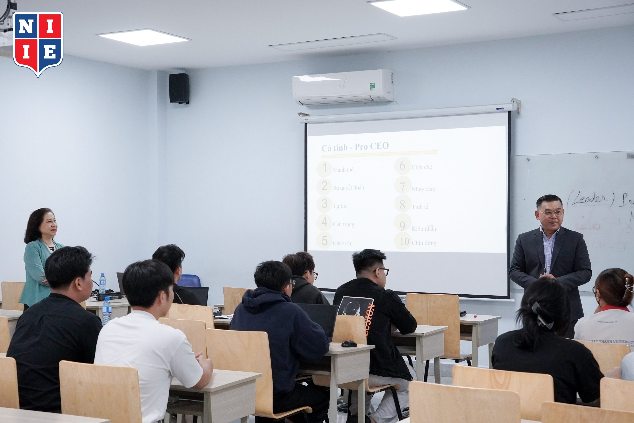 Thông qua các ví dụ thực tế, diễn giả đã phân tích những phẩm chất quan trọng của người làm quản lý